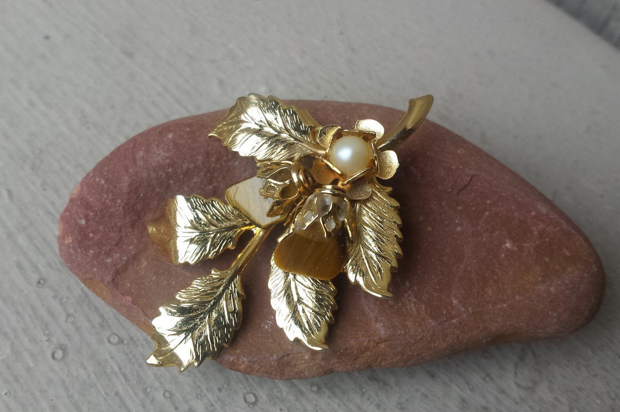 Brosche Aus Blattgold, Blättern Und Perlen, Mit Tigerauge, Edelstein, Wald, Natur, Herbstspray, Hochzeit, Revers, Braut, Brautkleid, Schmuck von TheFoxandFilly