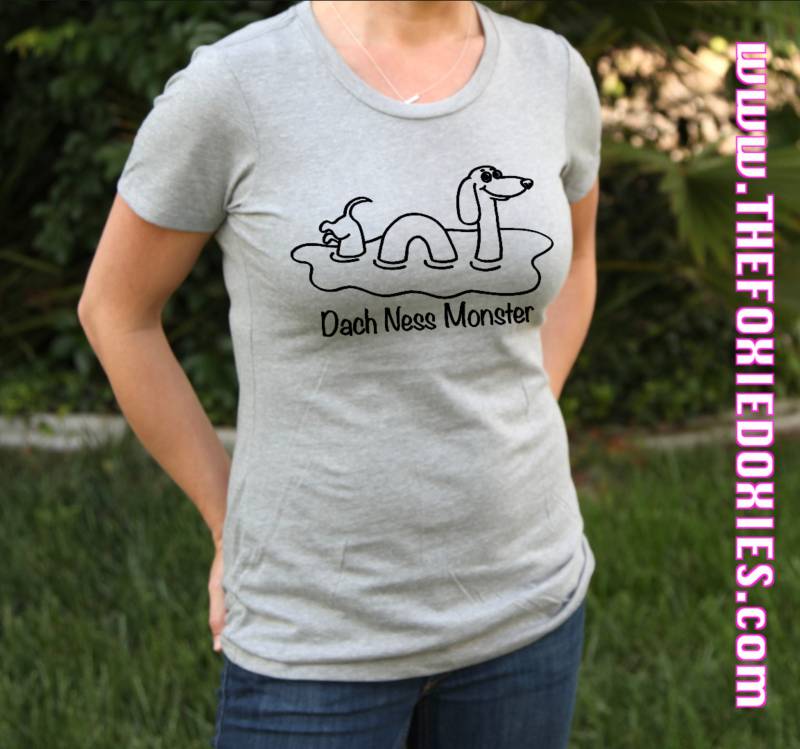 Dach Ness Monster Heather Grau T-Shirt, Doxie, Doxies, Weiner Hund, Loch Ness Monster, Doxie-Liebhaber, Dackel, Wursthund, Doxie Shirt von TheFoxieDoxies