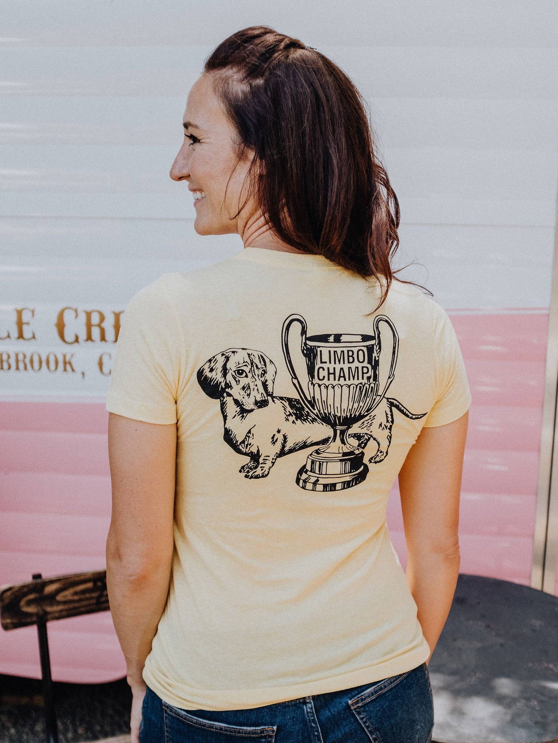 Limbo Champ Dackel T-Shirt Banane Gelb, Doxie, Doxies, Weiner Hund, Doxie Liebhaber, Dackel, Wursthund, Hund Geschenk Limbo Champ Dackel T-Shirt Banane Gelb, Doxie, Doxies, Weiner Hund, Doxie Liebhaber, Dackel, Wursthund, Hund Geschenk von TheFoxieDoxies