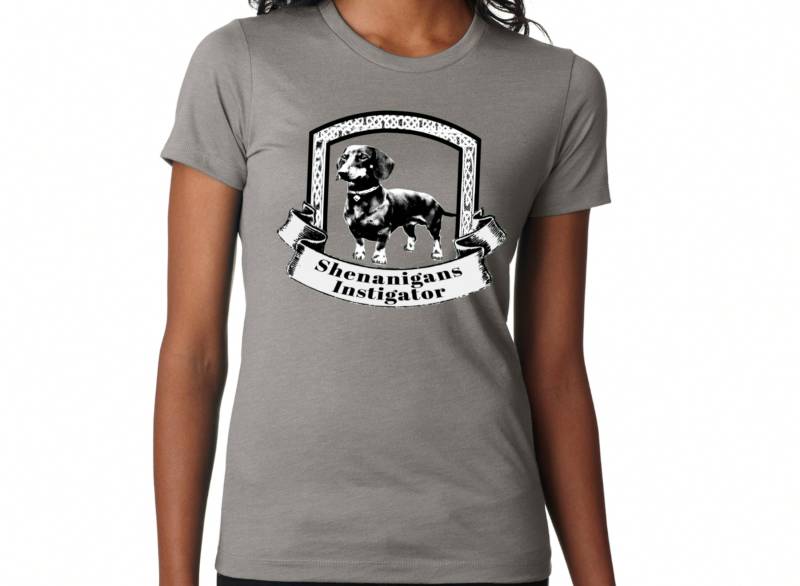 Shenanigans Instigator Graues Damen T-Shirt, Dackel Shirt, Geschenk, Irland, Irisch, St. Patricks Day Shenanigans Instigator Graues Damen T-Shirt, Dackel Shirt, Geschenk, Irland, Irisch, St. Patricks Day von TheFoxieDoxies