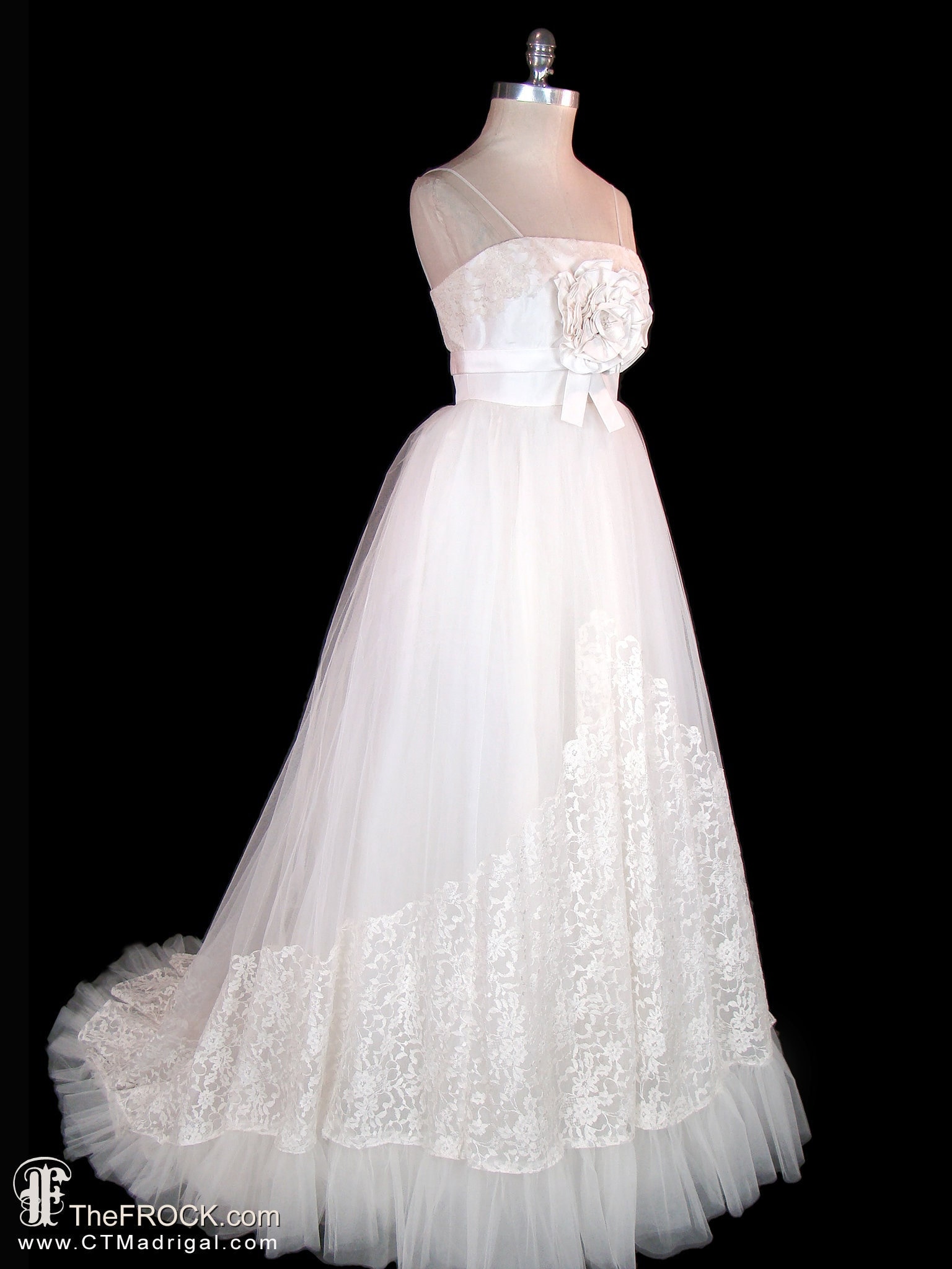 1950Er Brautkleid, New Look Style Spitze Seidentaft, Großer Tellerrock, Cinderella Fantasykleid, Ärmellose Schleppe 1950Er Brautkleid, New Look Style Spitze Seidentaft, Großer Tellerrock, Cinderella Fantasykleid, Ärmellose Schleppe von TheFrockDotCom