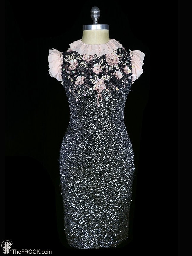 1950Er Jahre Charcoal Pailletten Kleid, Perlen, Seide Chiffon Rüschen, Vintage Mod Body Con lbd Schwarzen Abend Cocktail-Party, Rosa Flügelärmel von TheFrockDotCom