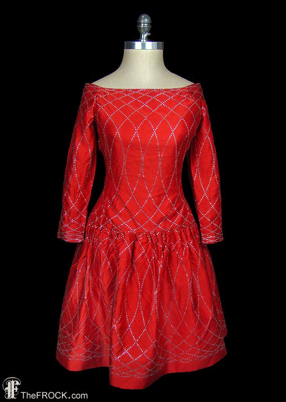 Arnold Scaasi Couture Abendkleid Aus Rotem Seidensatin Mit Op-Art-Spirographie Kleinen Funkelnden Strasssteinchen, Tiefer Taille, Kurzer Rock von TheFrockDotCom