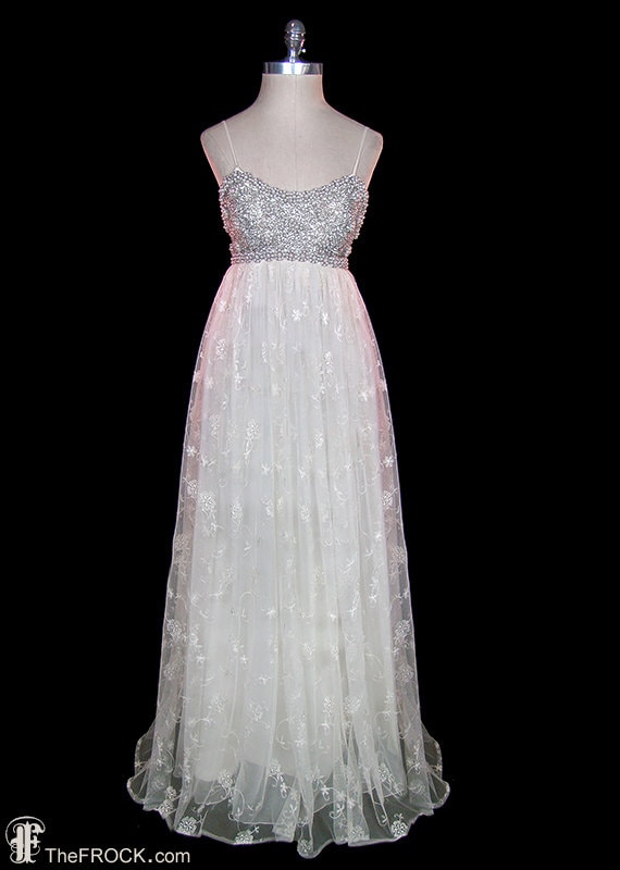 Bergdorf Goodman-Spitze, Perle, Abend - Oder Hochzeitskleid Mit Silbernen Perlen, Bestickte Elfenbeinspitze, Empire-Taille, Babydoll-Kleid von TheFrockDotCom