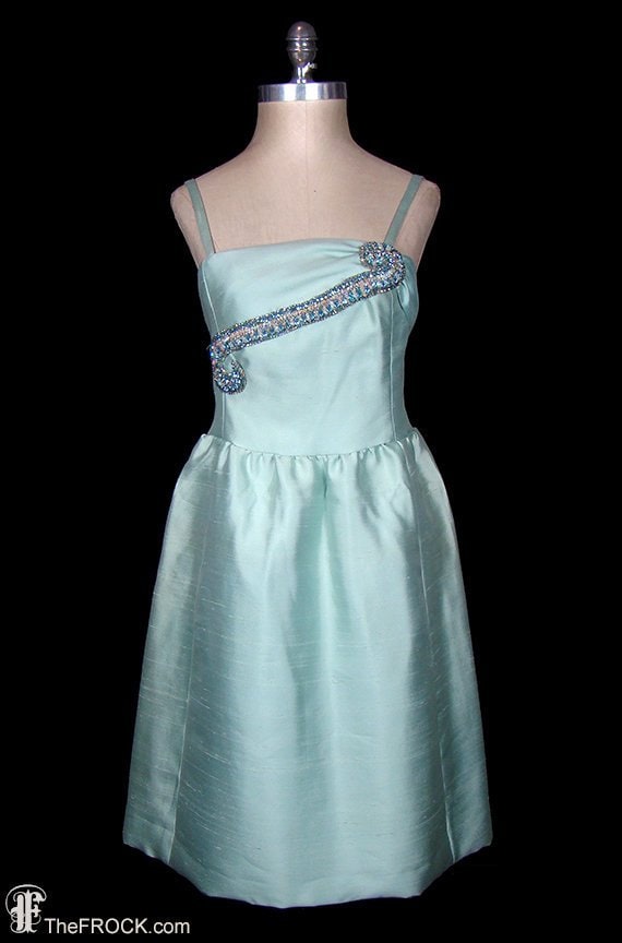 Bonwit Teller Cocktailkleid, Aquaseide Shantung Kleid Mit Schmuck Besetzt Strass Ärmellos Abend Party Roter Teppich Blau 1950Er 1960Er Couture von TheFrockDotCom