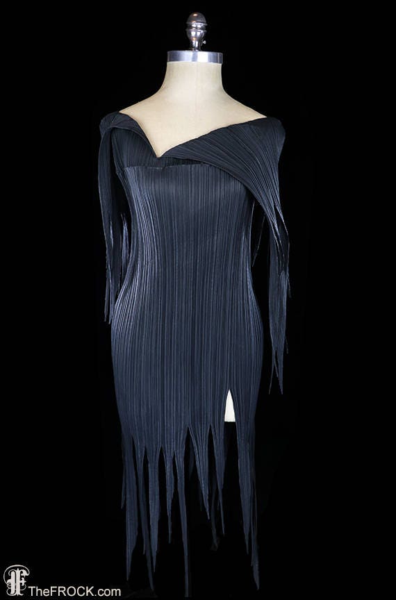 Kultige Issey Miyake Kleid, Morcia Addams Stil Schwarz Avantgarde Faltenkleid Japanisch Couture Origami Fortuny Falten Goth Gothik Franse von TheFrockDotCom