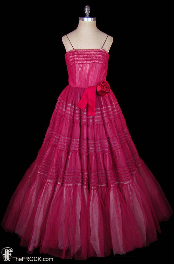 Midcentury Rotes Tüllkleid 1940Er 1950Er Ballkleid Cranberry Bonwit Teller Große Rüschenrock Seidensatin Blumen Alternativer Hochzeitsabschlussball von TheFrockDotCom