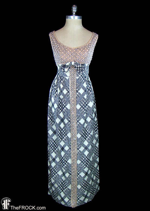 Pauline Trigere Kleid, 1960Er Jahre Reich Perlenbesetztes Strassperlen, Pfirsichfarbener, Schwarz Weiß Fischgräten Karierter Lurex Lamé Rock von TheFrockDotCom