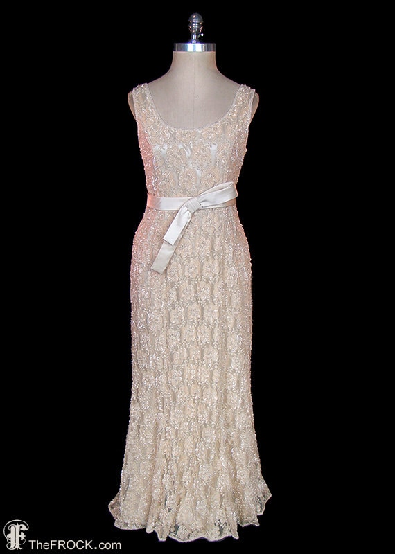 Reserviert - Valentino Perlenspitze Abendkleid, Hochzeitskleid, Dunkelcreme Über Elfenbeinseide Charmeuse, Vintage French Couture Reserviert - Valentino Perlenspitze Abendkleid, Hochzeitskleid, Dunkelcreme Über Elfenbeinseide Charmeuse, Vintage French Couture von TheFrockDotCom