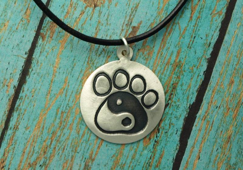 Feine Silber Yin Yang Pfote Print Halskette von TheFunkyDog