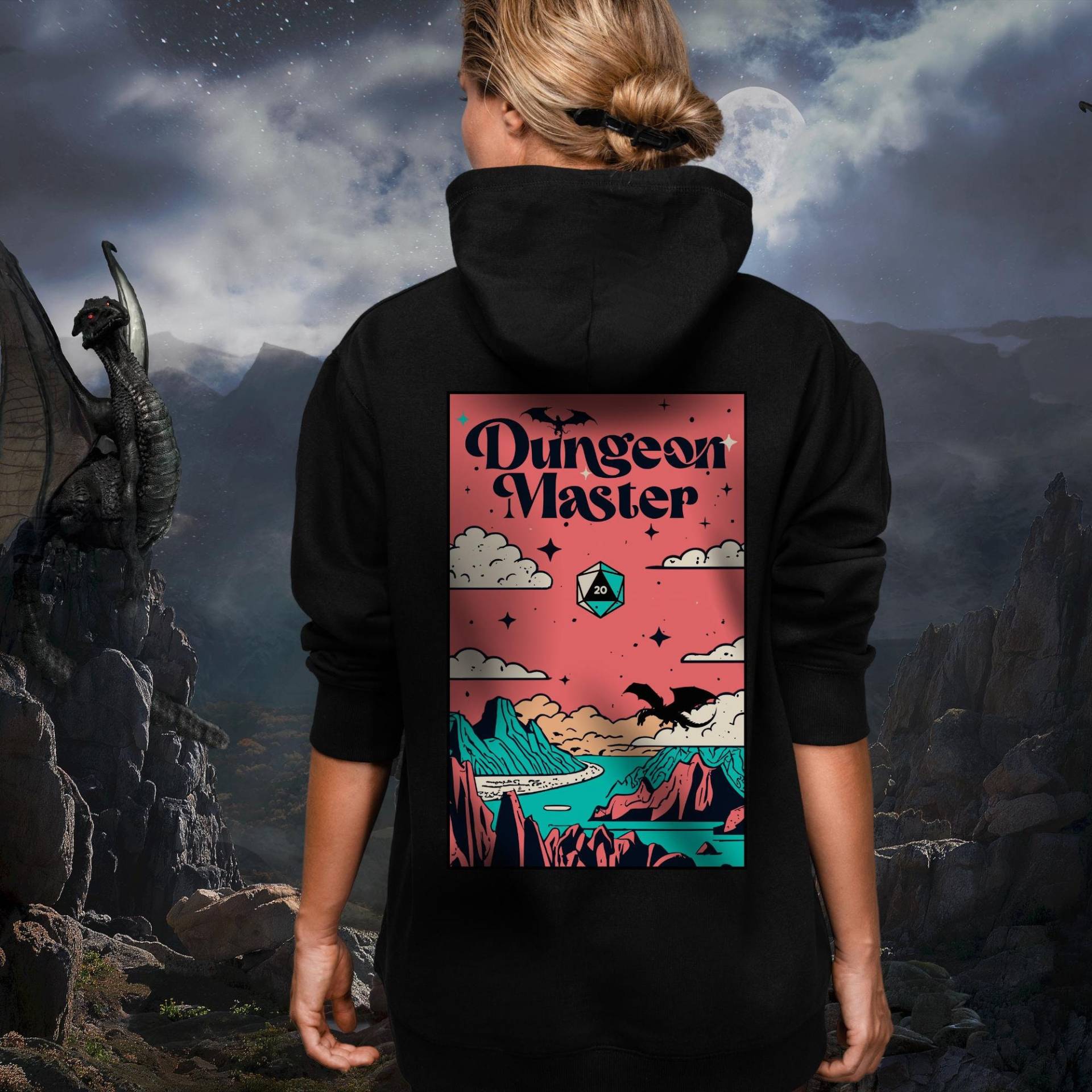 Retro Dungeon Master Hoodie Für Gamer D20 Würfel Drachen Design Rollenspiel Kleidung Fantasy Meister Geschenk Retro Dungeon Master Hoodie Für Gamer D20 Würfel Drachen Design Rollenspiel Kleidung Fantasy Meister Geschenk von TheGameGoodsShop