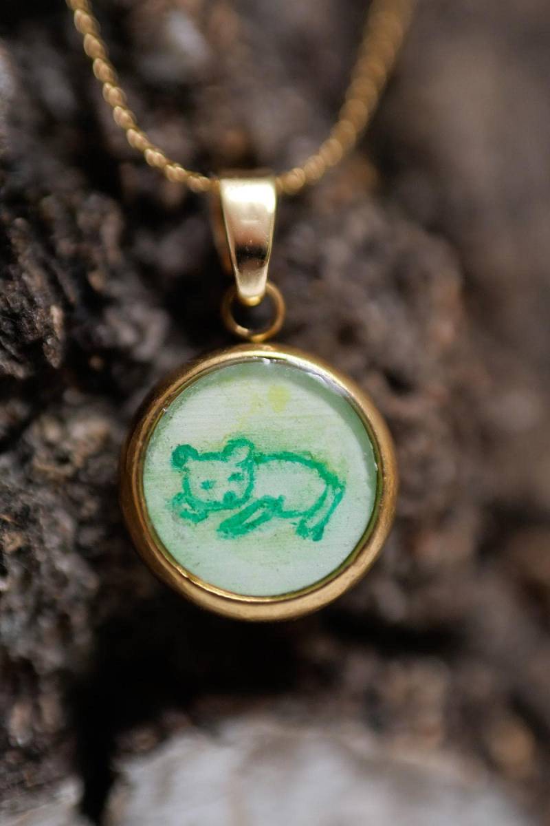 Schlafender Bär Talisman Kette - Handbemalter Anhänger | Sleeping Bear Talisman Necklace von TheGardensAmulets