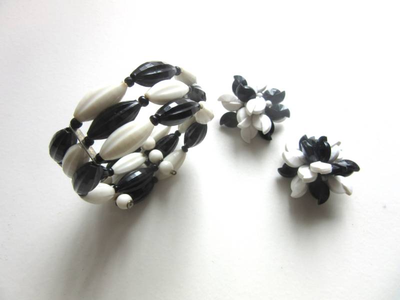 Armreif & Ohrringe Set Wire Wrap Lucite Armband Passende Mod 1960Er Jahre Armreif & Ohrringe Set Wire Wrap Lucite Armband Passende Mod 1960Er Jahre von TheGatsbyGals