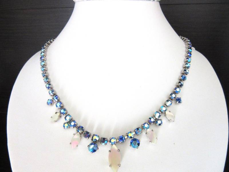 Blaue Strass Halskette & Perlmutt 15 - 18, 5 Zoll Blaue Strass Halskette & Perlmutt 15 - 18, 5 Zoll von TheGatsbyGals