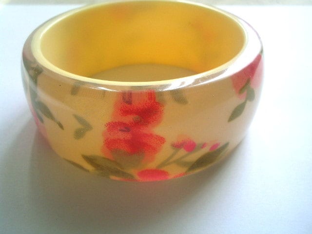 Breite Breit Lucite Armreif Sonnig Gelb & Pink Mit Blumenmuster von TheGatsbyGals