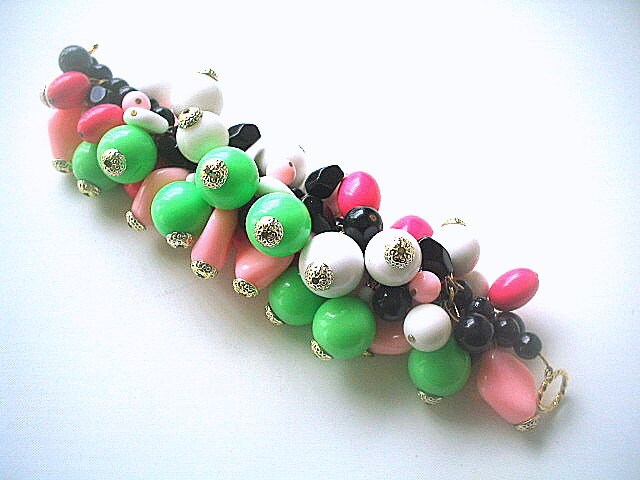 Cha Armband Multicolor Lucite Perlen Größe Kleine 17, 5 cm Cha Armband Multicolor Lucite Perlen Größe Kleine 17, 5 cm von TheGatsbyGals