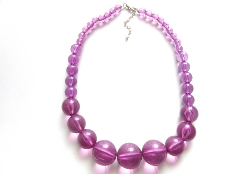 Chunky Lucite Perlenhalskette Lichtdurchlässig Lila Abgestufte Perlen 20 - 22, 5 Zoll Chunky Lucite Perlenhalskette Lichtdurchlässig Lila Abgestufte Perlen 20 - 22, 5 Zoll von TheGatsbyGals