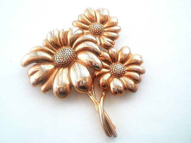 Extra Große Goldfarbene Blumen Brosche Retro Mid Century Extra Große Goldfarbene Blumen Brosche Retro Mid Century von TheGatsbyGals