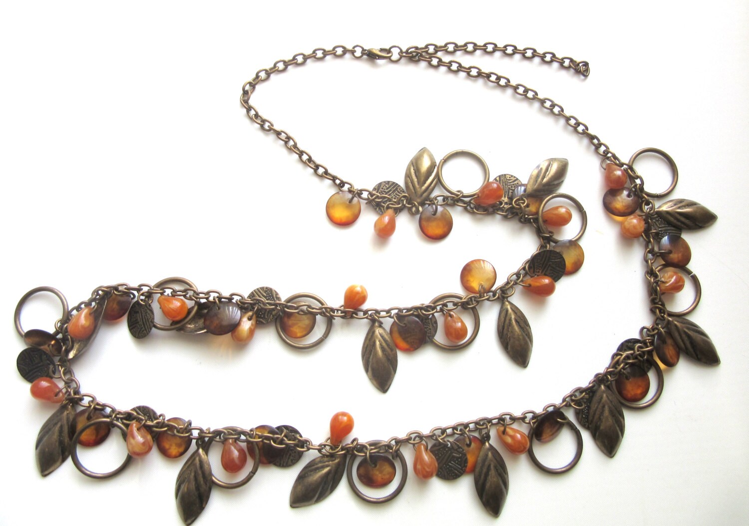 Extra Lange Blatt Halskette Kupfer Blätter & Butterscotch Teardrop Lucite Perlen Einzelstrang 96 - 102 cm Extra Lange Blatt Halskette Kupfer Blätter & Butterscotch Teardrop Lucite Perlen Einzelstrang 96 - 102 cm von TheGatsbyGals