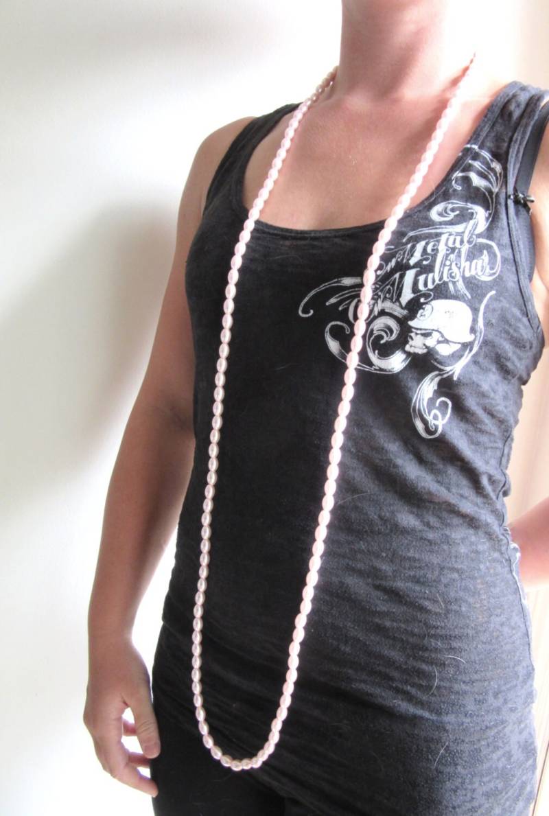 Extra Lange Glasperlenkette Baby Rosa Oval Form Perlen Flapper Stil 56 Zoll von TheGatsbyGals