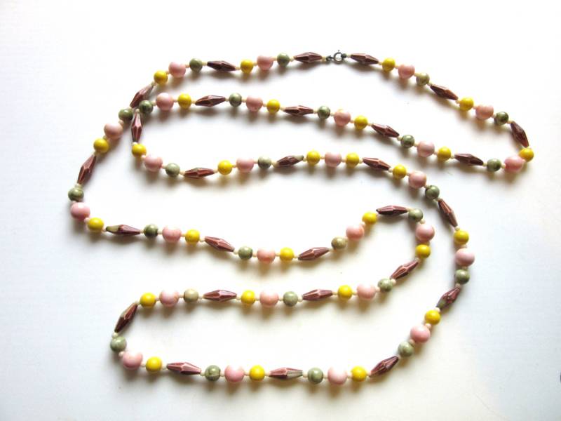 Extra Lange Halskette Pastell Lucite Harz Perlen Multi Color Einzelstrang Flapper Stil 54 Zoll Extra Lange Halskette Pastell Lucite Harz Perlen Multi Color Einzelstrang Flapper Stil 54 Zoll von TheGatsbyGals