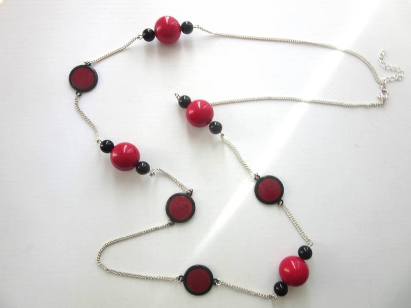 Extra Lange Illusion Halskette Lucite Beads Mod Vintage Rot Und Schwarz 39 - 41 Zoll Extra Lange Illusion Halskette Lucite Beads Mod Vintage Rot Und Schwarz 39 - 41 Zoll von TheGatsbyGals