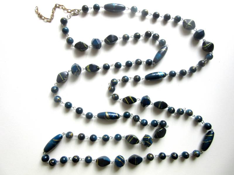 Extra Lange Lucite Halskette Flapper Stil Dunkelblaue Perlen Gold Abstrakte Markierungen Einzelstrang Metall Bespannt 61 - 65 Zoll von TheGatsbyGals