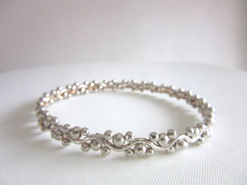 Fancy Silber Ton Armreif Gemasert Angehoben Dot Stil Zierlich, Elegante Größe Small Fancy Silber Ton Armreif Gemasert Angehoben Dot Stil Zierlich, Elegante Größe Small von TheGatsbyGals