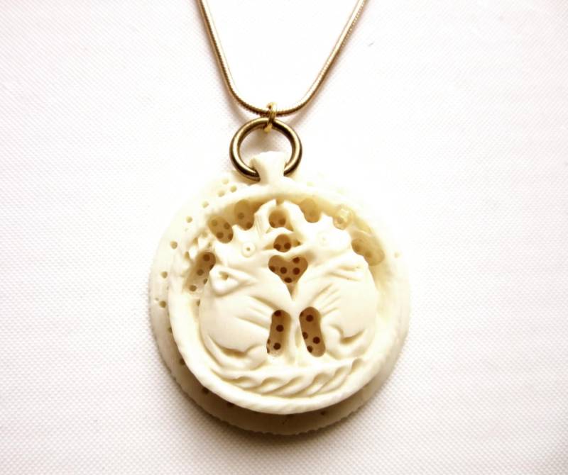 Geschnitzte Knochen Anhänger Halskette Stehende Elefanten Rose Gold Überzogene Schlangen-Kette 17, 5 Zoll Geschnitzte Knochen Anhänger Halskette Stehende Elefanten Rose Gold Überzogene Schlangen-Kette 17, 5 Zoll von TheGatsbyGals