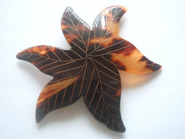 Große Faux Schildkröte Brosche Lucite Geschnitzte Blume von TheGatsbyGals
