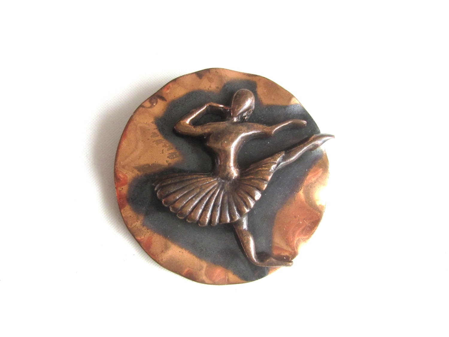 Große Kupfer Brosche Ballett Tänzerin Hoch Relief Mid Century Schönheit Große Kupfer Brosche Ballett Tänzerin Hoch Relief Mid Century Schönheit von TheGatsbyGals