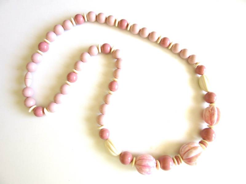 Lange Avon Halskette Burst Of Spring Chunky Geschnitzte Perlen 72 cm Vintage 1988 von TheGatsbyGals
