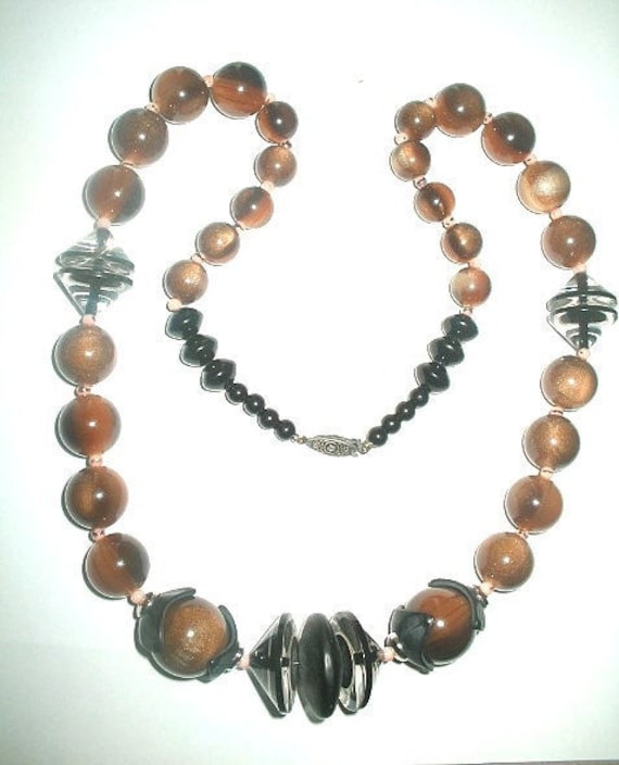 Lange Chunky Perlenkette Marmoriert Lucite Kaffee Braun Klar & Schwarz 68cm von TheGatsbyGals
