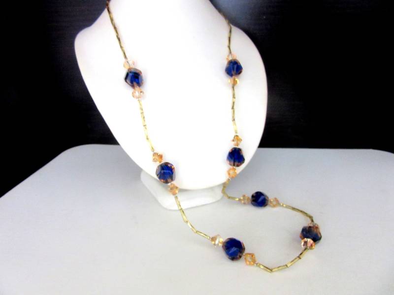 Lange Kristallglas Perlenkette Geschmolzen Kobalt Blau & Gold Einzelstrang 64 - 76 cm Lange Kristallglas Perlenkette Geschmolzen Kobalt Blau & Gold Einzelstrang 64 - 76 cm von TheGatsbyGals