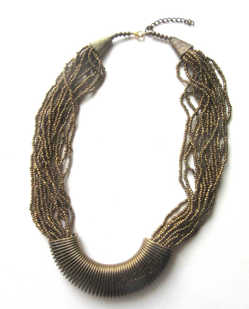 Modernist Glasperlenkette Multistrand Torsade Mit Gewickeltem Bronze-Ton-Metallgitter 50 - 55 cm Modernist Glasperlenkette Multistrand Torsade Mit Gewickeltem Bronze-Ton-Metallgitter 50 - 55 cm von TheGatsbyGals