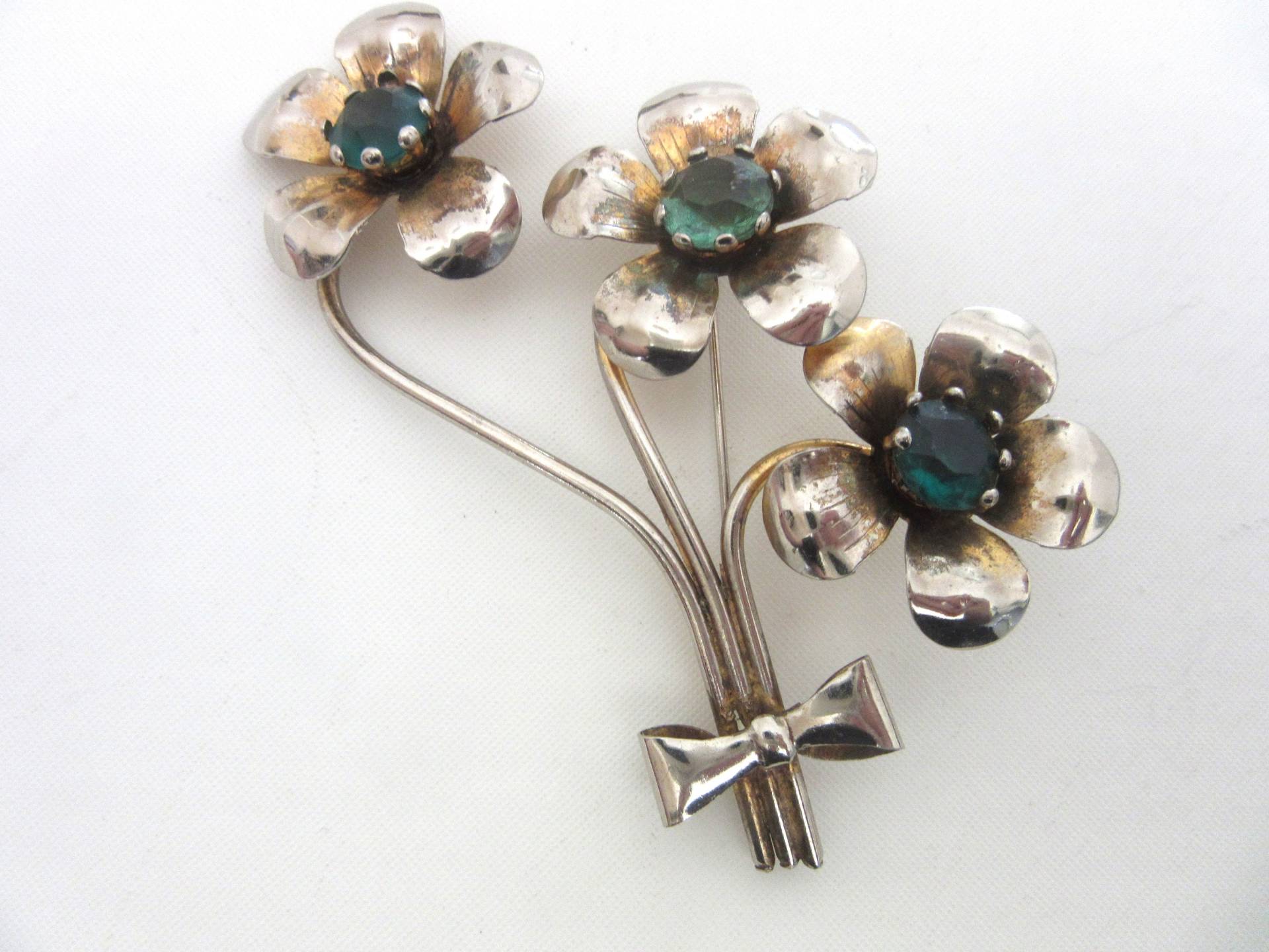 Sterling Silber Vermeil Brosche Mit Smaragdgrünen Strasssteinen 1940Er Jahre Deco Sterling Silber Vermeil Brosche Mit Smaragdgrünen Strasssteinen 1940Er Jahre Deco von TheGatsbyGals