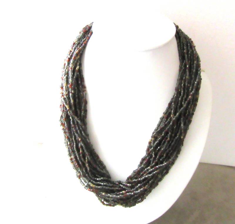 Torsade Halskette Glasperlen Multistrand 26 Stränge 16 - 18 Zoll Dunkel Charcoal Grau Honig Braun & Granat Rot Torsade Halskette Glasperlen Multistrand 26 Stränge 16 - 18 Zoll Dunkel Charcoal Grau Honig Braun & Granat Rot von TheGatsbyGals