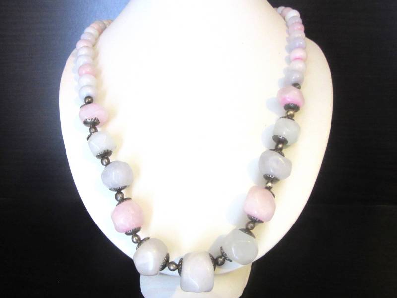 Vintage Achat Trommelstein Halskette Chunky Hellgrau & Rosa 50 - 55 cm Vintage Achat Trommelstein Halskette Chunky Hellgrau & Rosa 50 - 55 cm von TheGatsbyGals