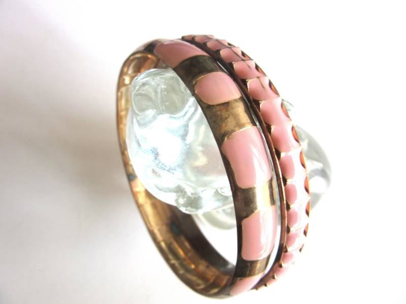 Zwei Emaille & Messing Armreifen Pink Und Gold 50Er Jahre Mid Century Retro von TheGatsbyGals