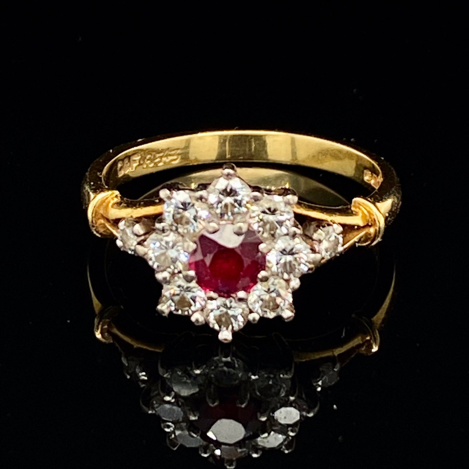 18Ct Rubin Und Diamant Cluster Ring 18Ct Rubin Und Diamant Cluster Ring von TheGemHive