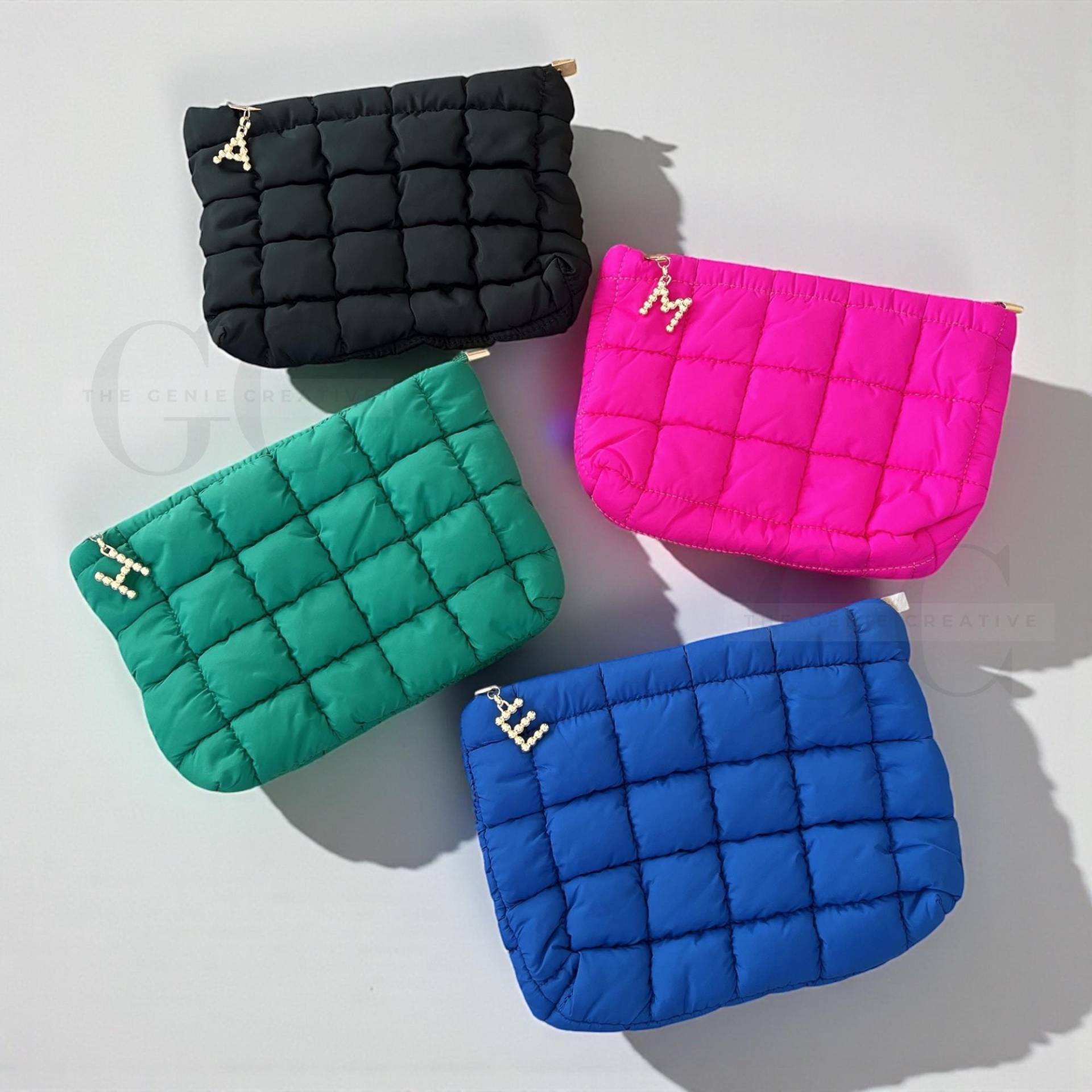 Personalisierte Gesteppte Tasche Mit Initial Charm Custom Kugelfisch Make-Up von TheGenieCreative