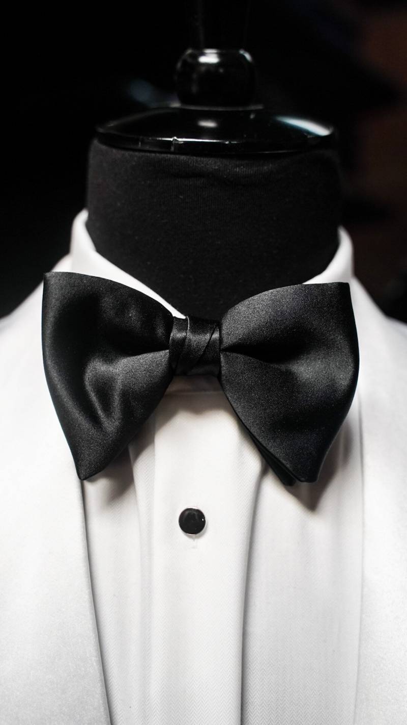 Seidensatin Schmetterling Tom Ford Style Fliege/Handgefertigte Fliege. Perfekte Bräutigam Hochzeitsfliege Abschlussball von TheGentlemansManual