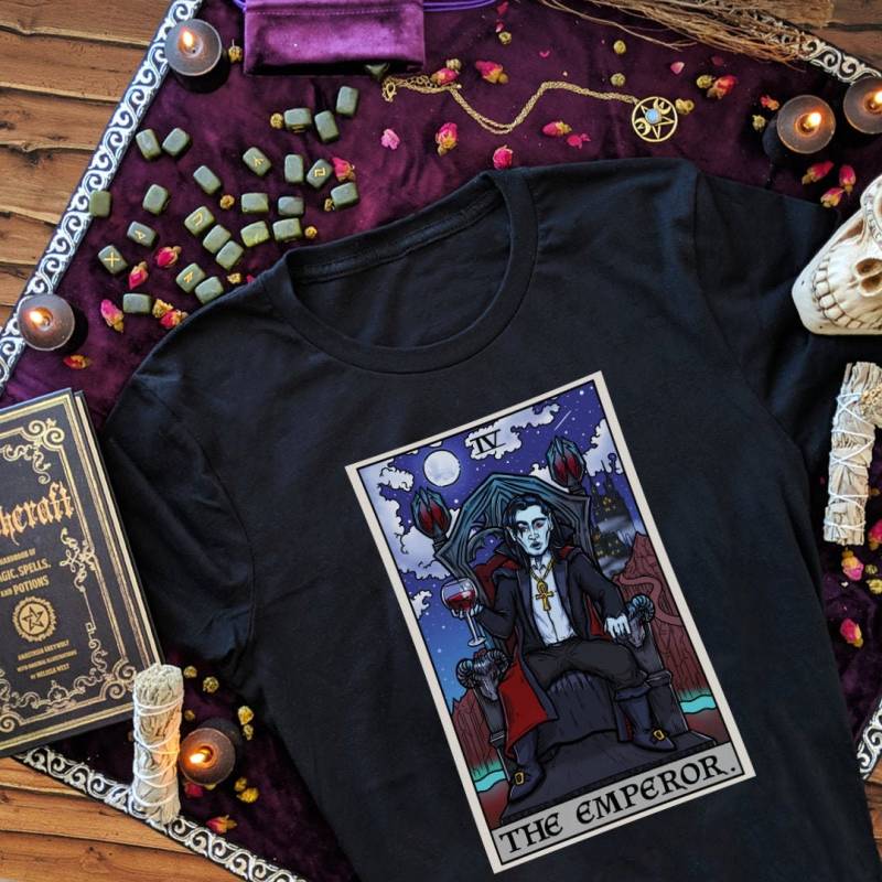 Der Kaiser Tarot Karte Bram Stokers Dracula Shirt Vampir Gothic Halloween Hexe Kleidung Männer Valentinstag Paare König Und Königin Shirts Der Kaiser Tarot Karte Bram Stokers Dracula Shirt Vampir Gothic Halloween Hexe Kleidung Männer Valentinstag Paare König Und Königin Shirts von TheGhoulishGarb