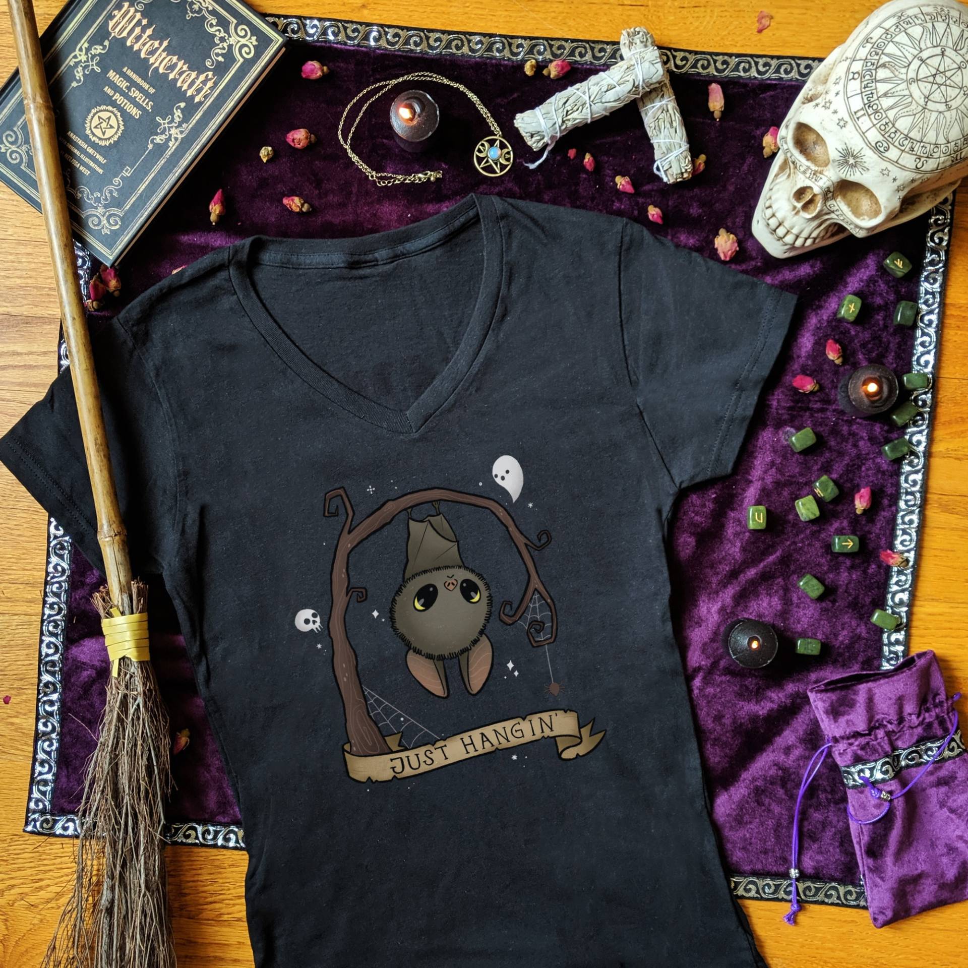 Just Hangin Frauen V-Ausschnitt Niedliche Halloween Shirts Für Fledermaus Shirt Damen Gruseliges Goth Kleidung Gothic Geschenke von TheGhoulishGarb