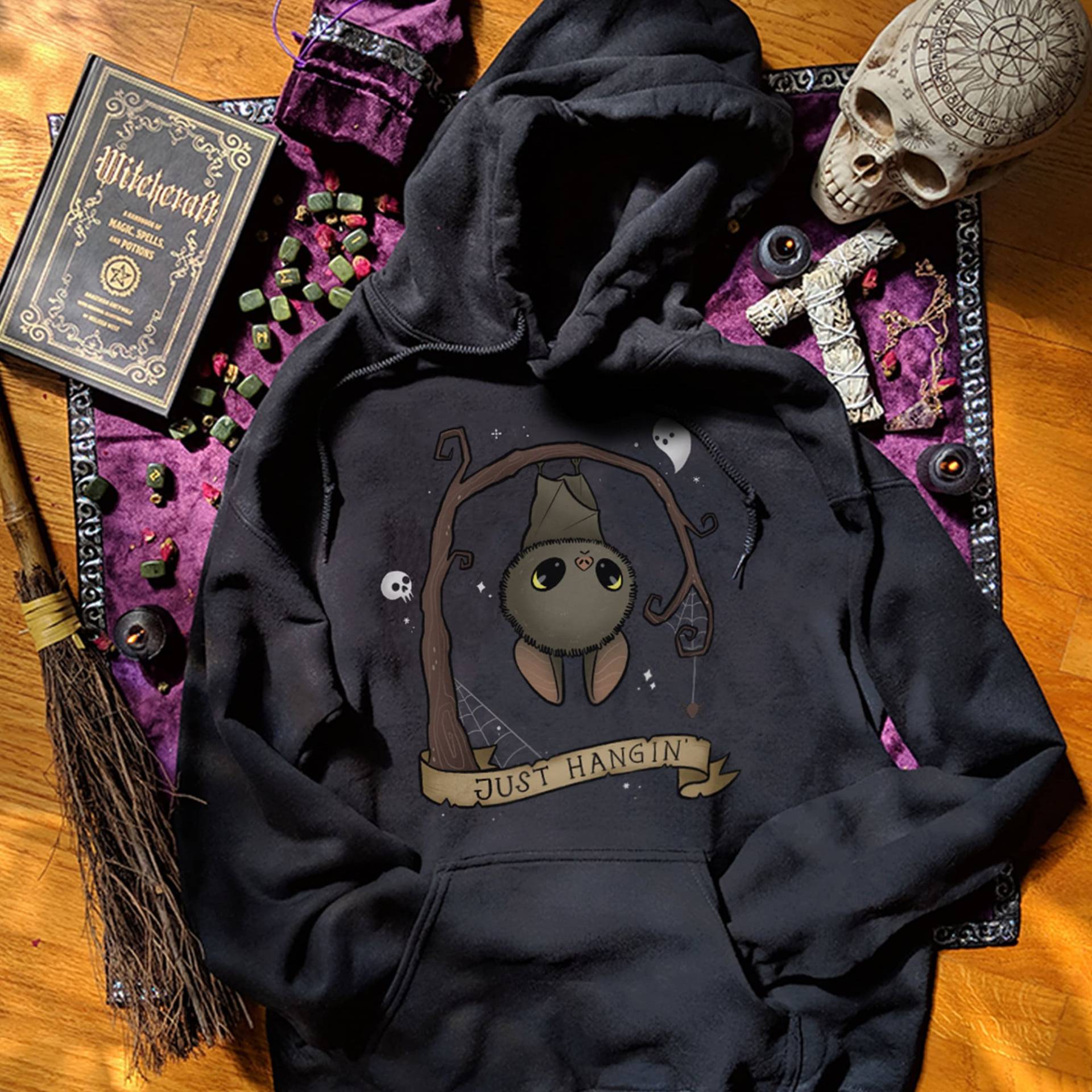 Just Hangin Hoodie Lustige Niedliche Fledermaus Goth Halloween Tierliebhaber Sweatshirt Gothic Pullover Gruseliger Girl Hoodies Für Frauen von TheGhoulishGarb