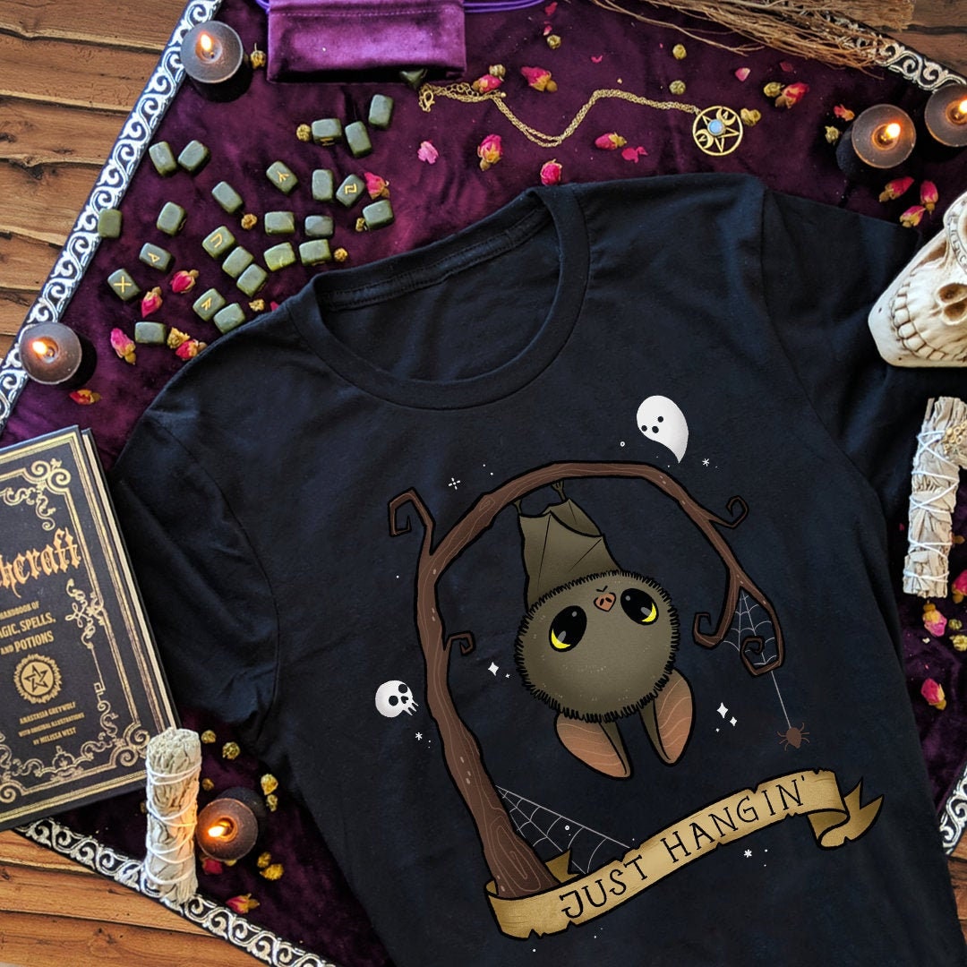 Just Hangin T Shirt Lustige Hängende Frucht Bat Tshirt Niedlich Goth Halloween Tier Liebhaber Geschenk Gothic Geschenke Gruselige Kleidung Mädchen von TheGhoulishGarb