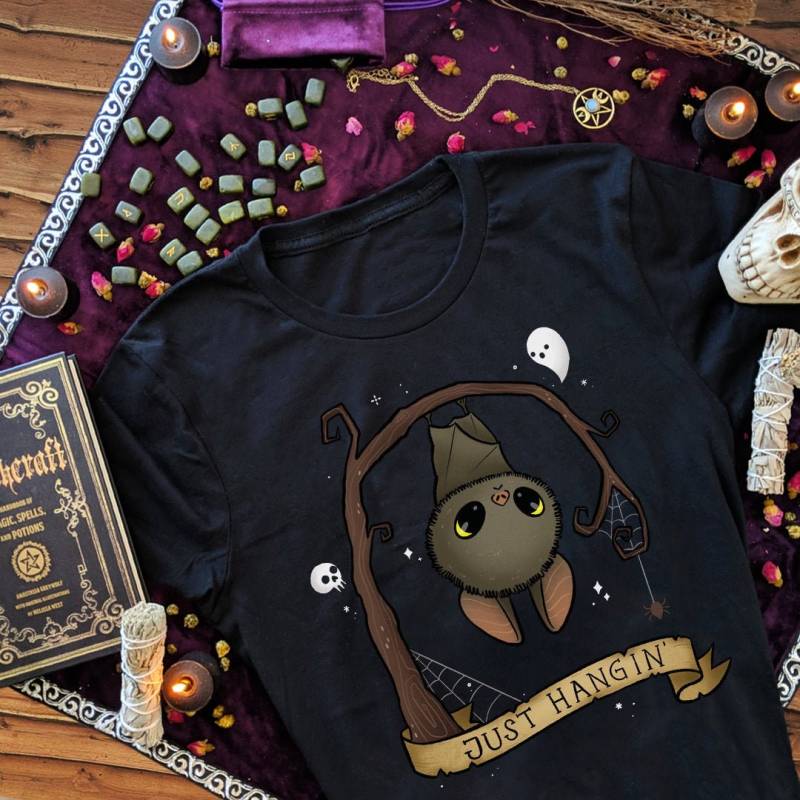 Just Hangin T Shirt Lustige Hängende Frucht Bat Tshirt Niedlich Goth Halloween Tier Liebhaber Geschenk Gothic Geschenke Gruselige Kleidung Mädchen von TheGhoulishGarb
