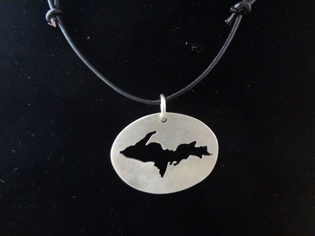 Hand Aus Halskette, Anhänger, Obere Michigan, Von Geschnitten Neusilber, Einfache Schmuck Rachel Sowinski An Das Geschenk Selbst Hand Aus Halskette, Anhänger, Obere Michigan, Von Geschnitten Neusilber, Einfache Schmuck Rachel Sowinski An Das Geschenk Selbst von TheGiftItself