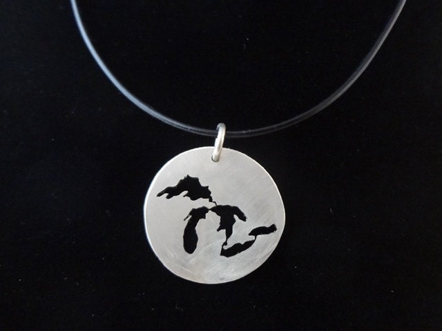 Hand Geschnitten Great Lakes Kettenanhänger Auf Verstellbaren Schwarz Leder 1 Zoll Rund Um Rachel Sowinski An Das Geschenk Selbst Hand Geschnitten Great Lakes Kettenanhänger Auf Verstellbaren Schwarz Leder 1 Zoll Rund Um Rachel Sowinski An Das Geschenk Selbst von TheGiftItself