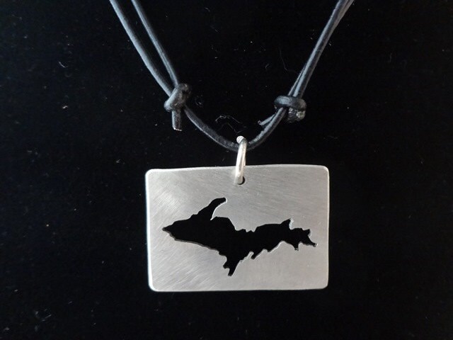 Handgemachte Halskette, Upper Michigan Anhänger in Nickle Silber, Schmuck Von Rachel Sowinski Bei Der Geschenk Selbst Handgemachte Halskette, Upper Michigan Anhänger in Nickle Silber, Schmuck Von Rachel Sowinski Bei Der Geschenk Selbst von TheGiftItself